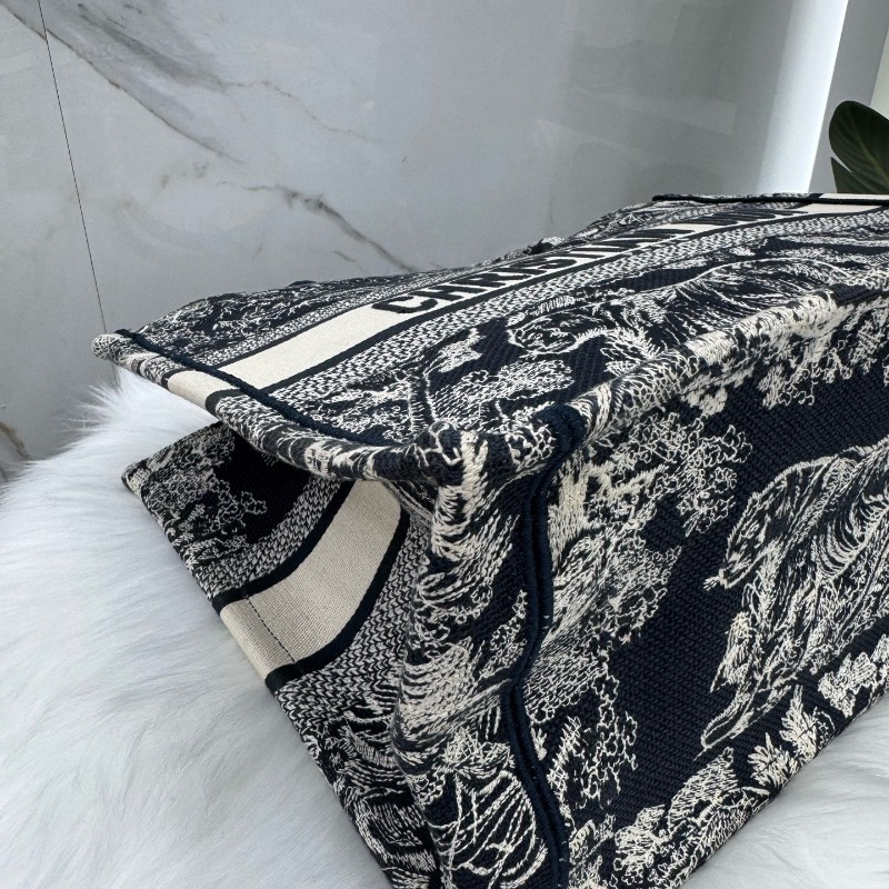 Dior迪奧 BOOK TOTE藍色動物園刺繡中號托特包-8