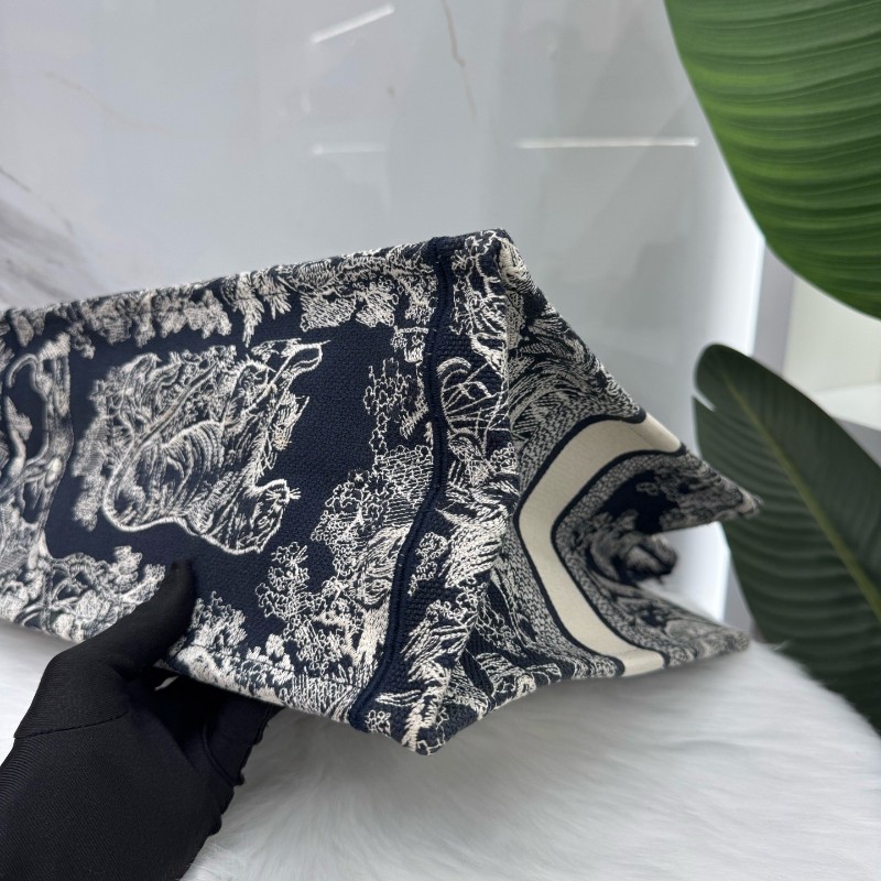Dior迪奧 BOOK TOTE藍色動物園刺繡中號托特包-11