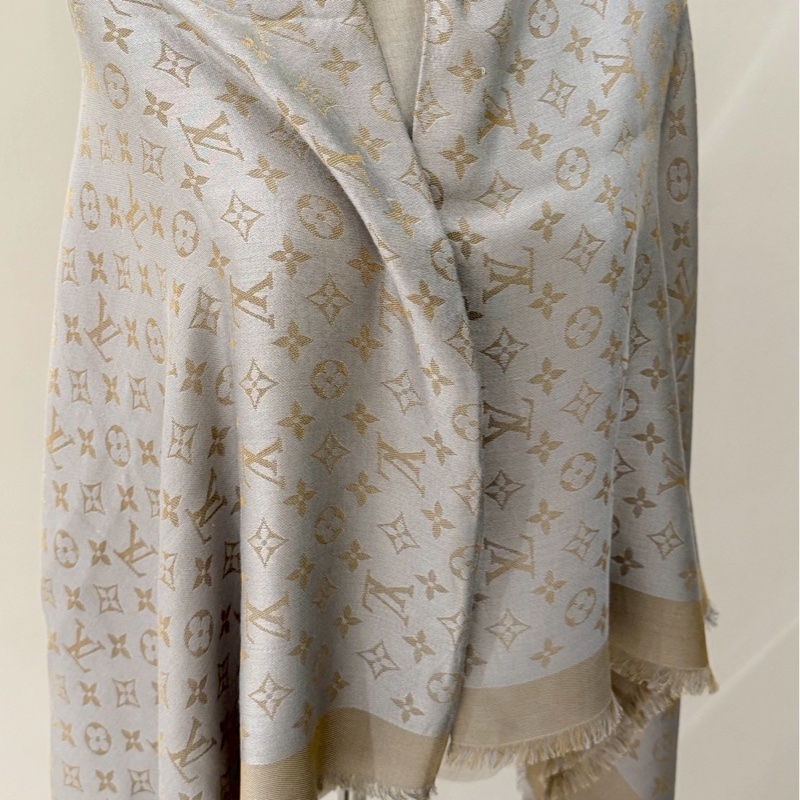 LV 米金色經典老花Logo披肩圍巾-6