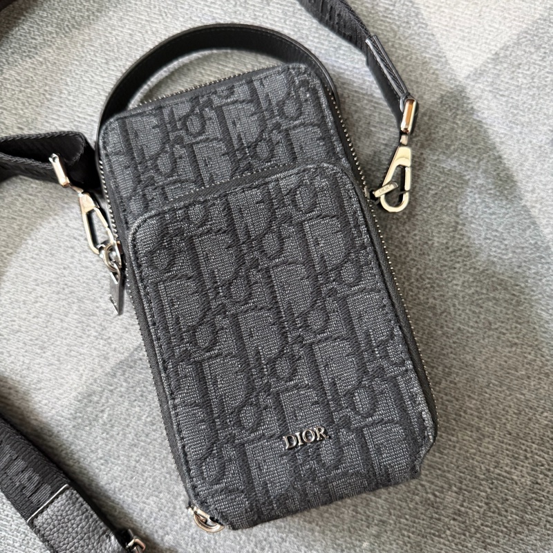Dior經典黑緹花手機包-1