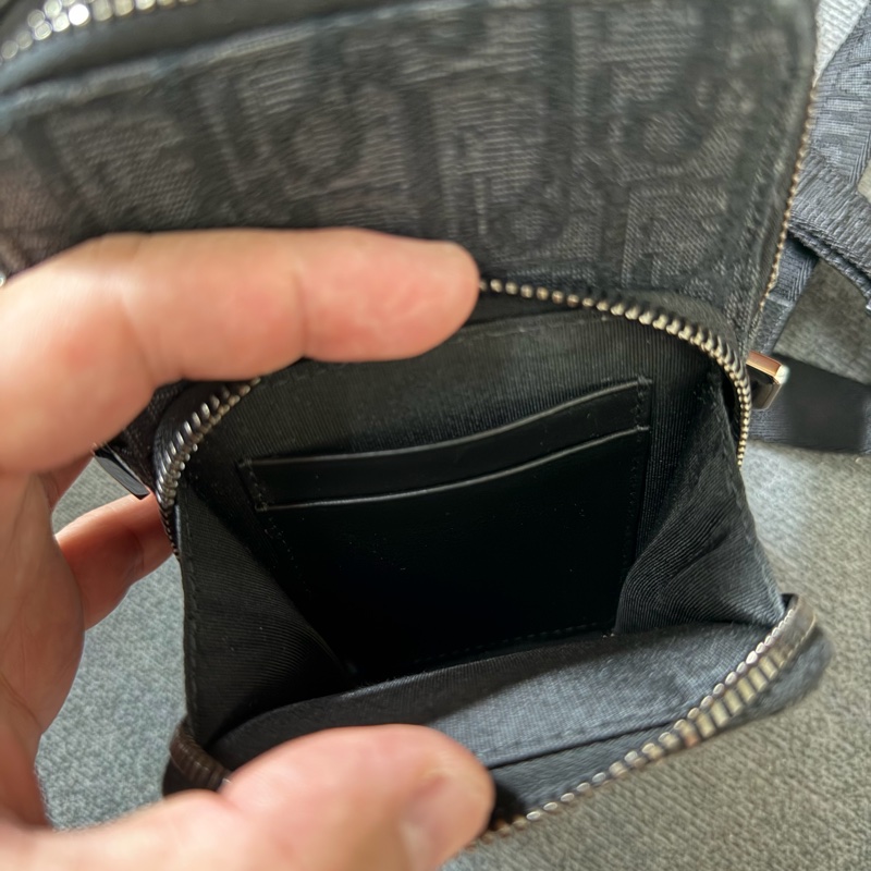 Dior經典黑緹花手機包-9