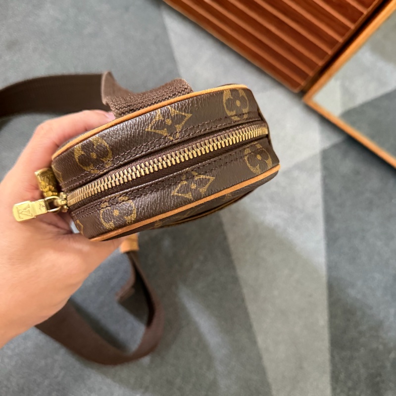 Lv 胸口蛋蛋包 (M51870)-5