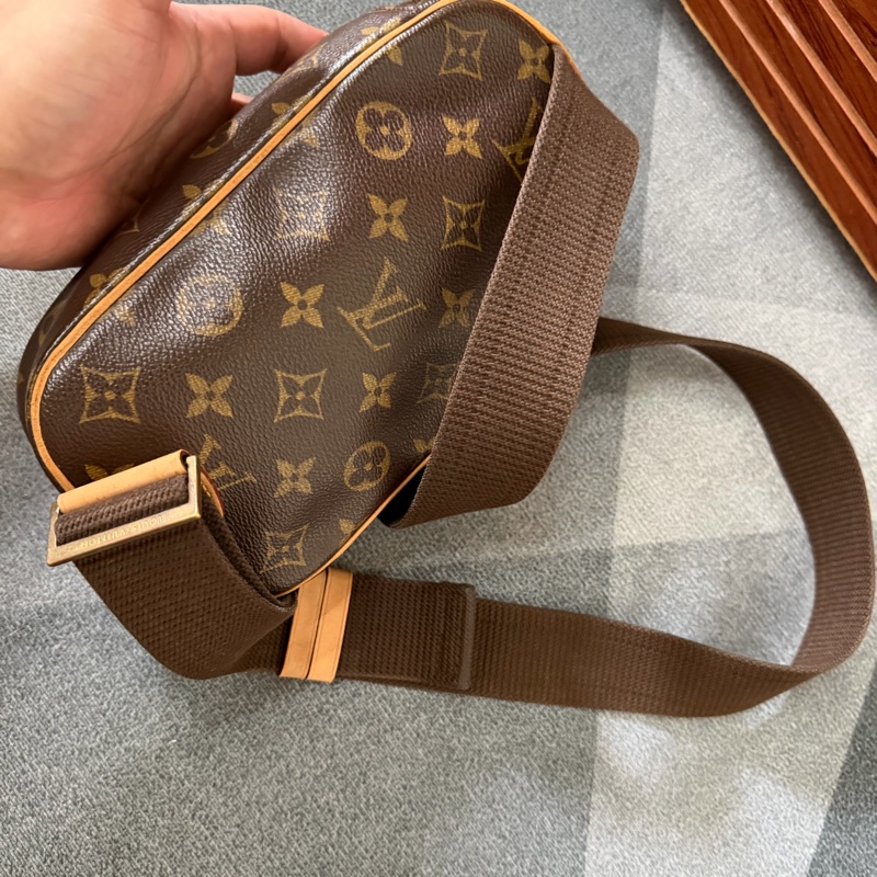 Lv 胸口蛋蛋包 (M51870)-6