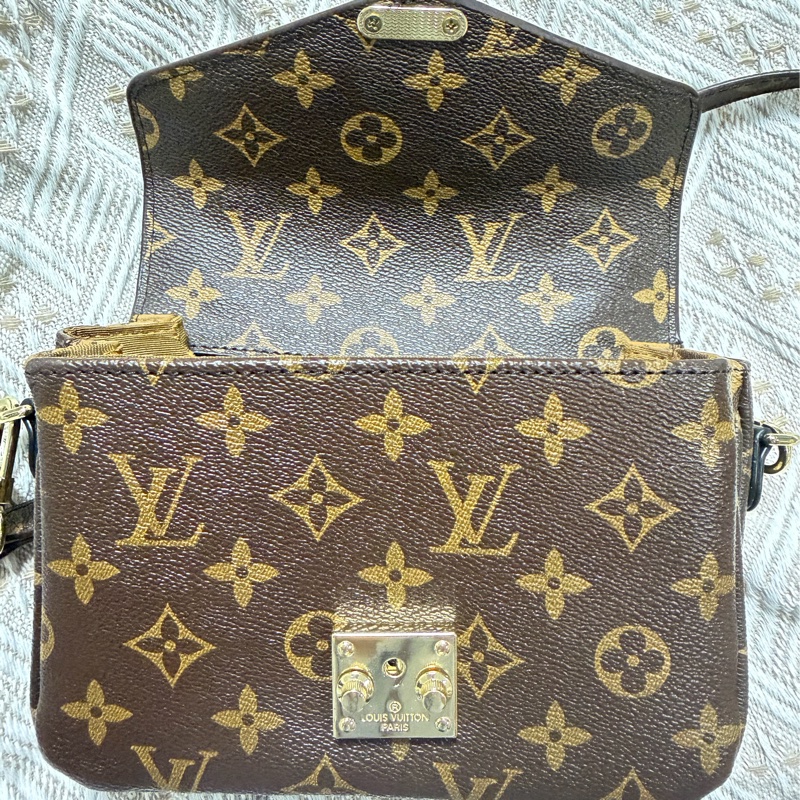 LV雙色郵差包-26