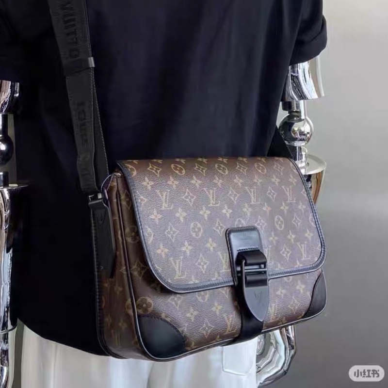 秋冬必備99🆕新款❄️Lv老花拼黑Archy系列翻蓋郵差包側背包-4