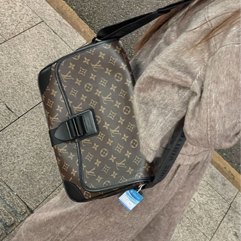 秋冬必備99🆕新款❄️Lv老花拼黑Archy系列翻蓋郵差包側背包-5