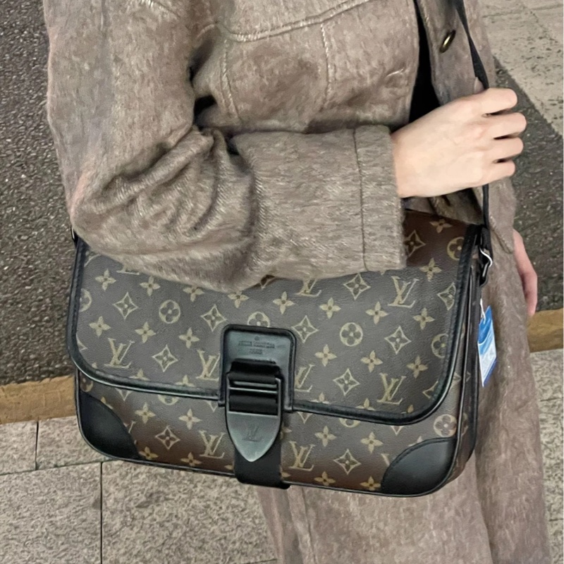 秋冬必備99🆕新款❄️Lv老花拼黑Archy系列翻蓋郵差包側背包-6