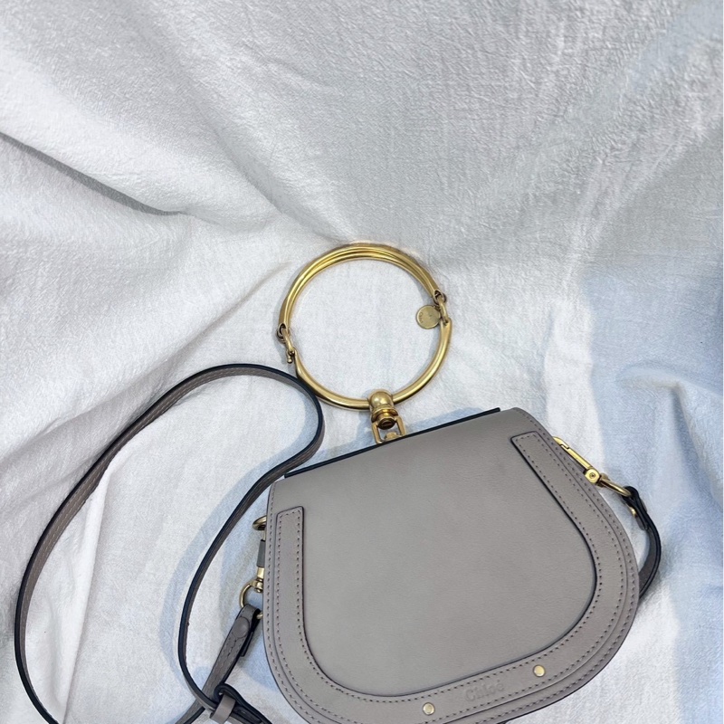 Chloé Nile 小號手環包,採用小牛皮製成,顏色為灰色-0