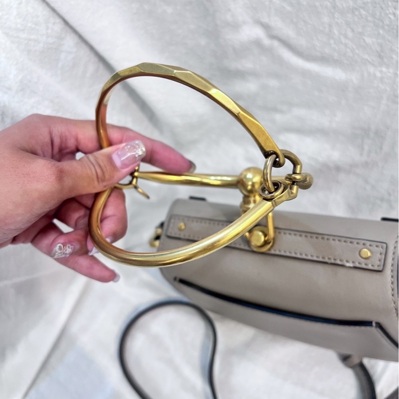 Chloé Nile 小號手環包,採用小牛皮製成,顏色為灰色-4