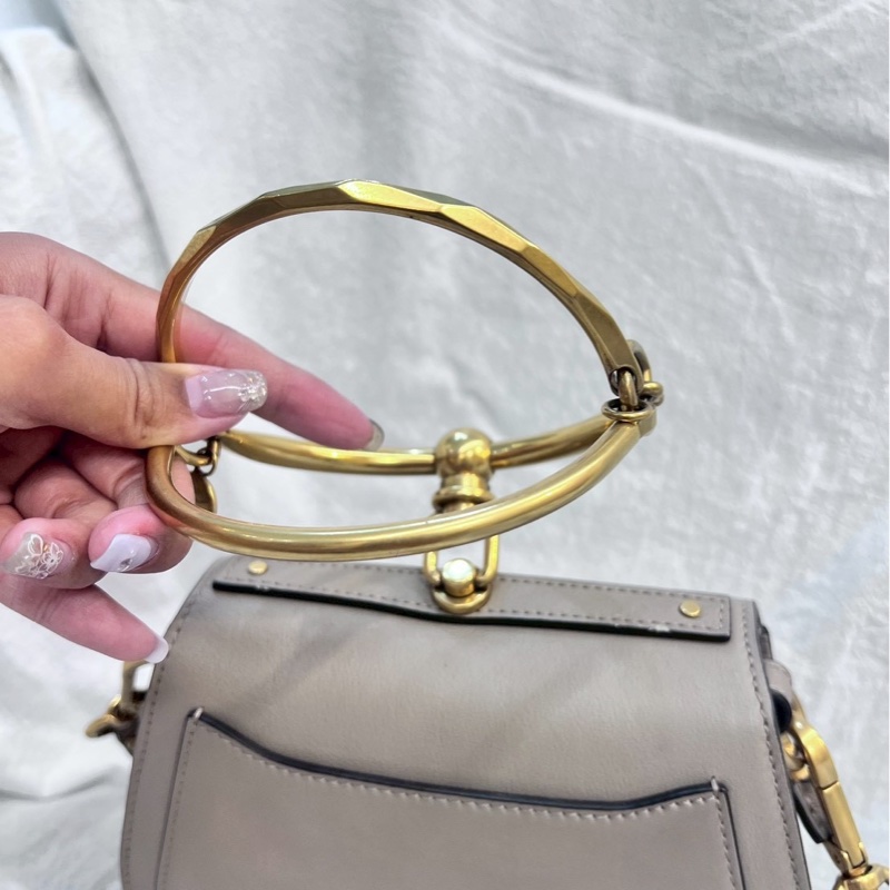 Chloé Nile 小號手環包,採用小牛皮製成,顏色為灰色-5