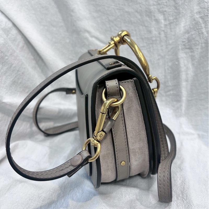 Chloé Nile 小號手環包,採用小牛皮製成,顏色為灰色-7