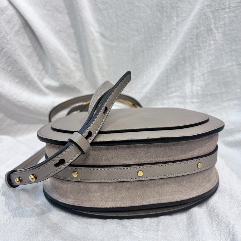 Chloé Nile 小號手環包,採用小牛皮製成,顏色為灰色-8