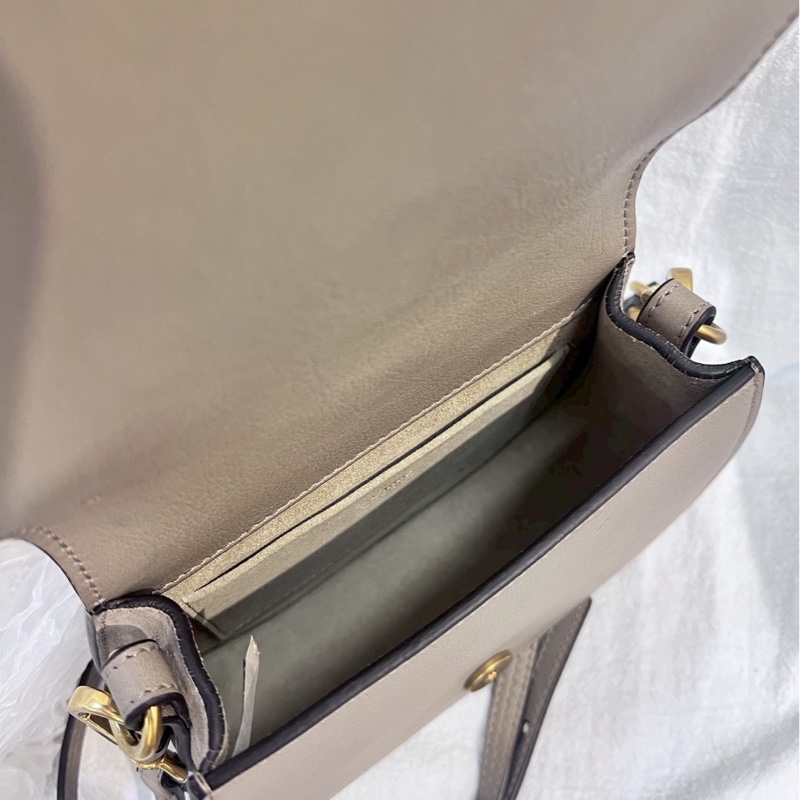 Chloé Nile 小號手環包,採用小牛皮製成,顏色為灰色-13