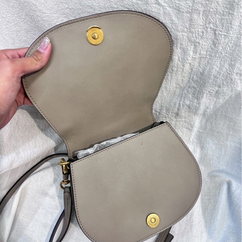 Chloé Nile 小號手環包,採用小牛皮製成,顏色為灰色-14