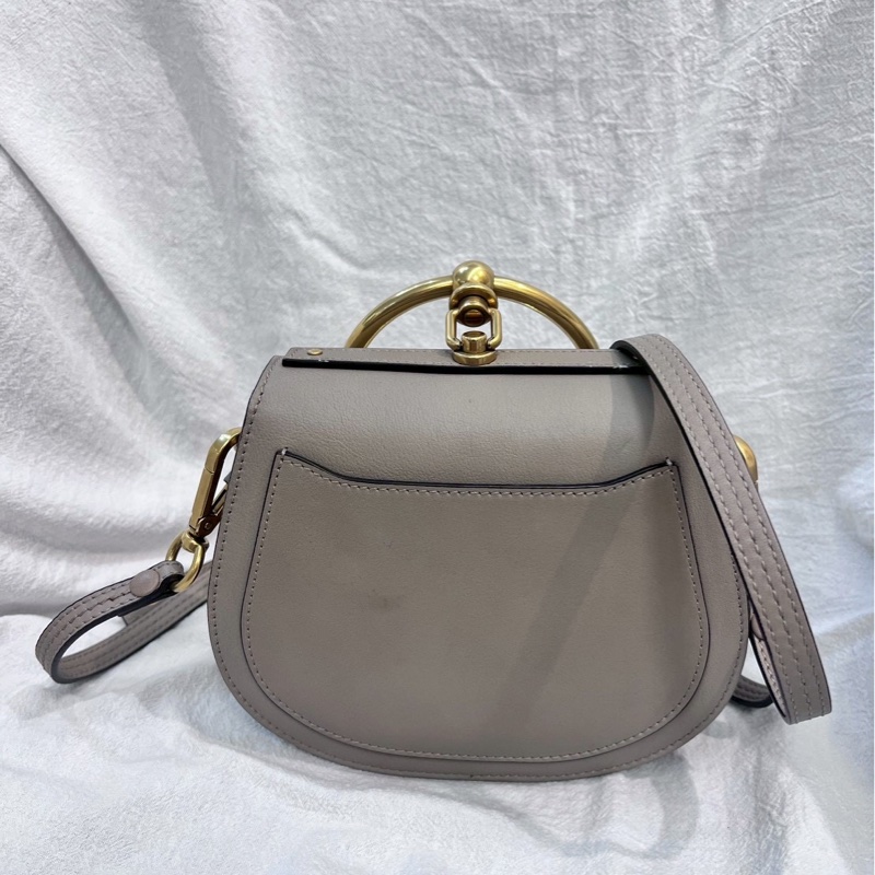 Chloé Nile 小號手環包,採用小牛皮製成,顏色為灰色-18