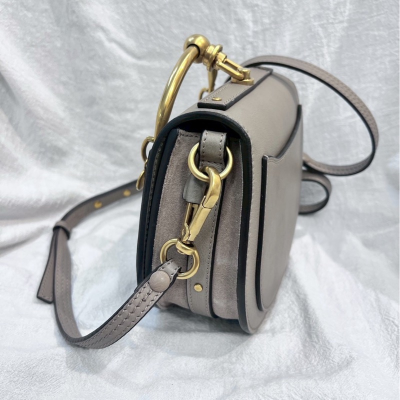 Chloé Nile 小號手環包,採用小牛皮製成,顏色為灰色-19