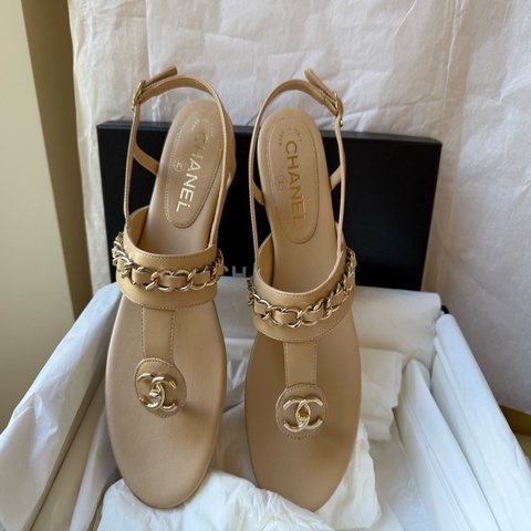 Chanel香奈兒駝色皮穿鏈金扣夾腳涼鞋