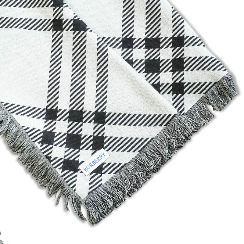 Burberry 寬版格紋羊毛絲質圍巾(8110162-黑白)-4