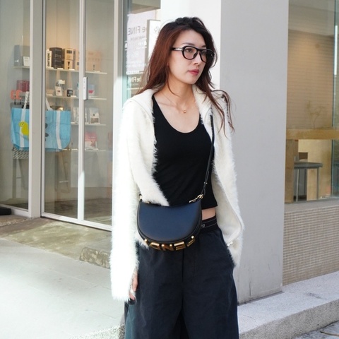 Fendi Mini Graphy 復古金logo牛皮彎月二用包(8BS081-黑)