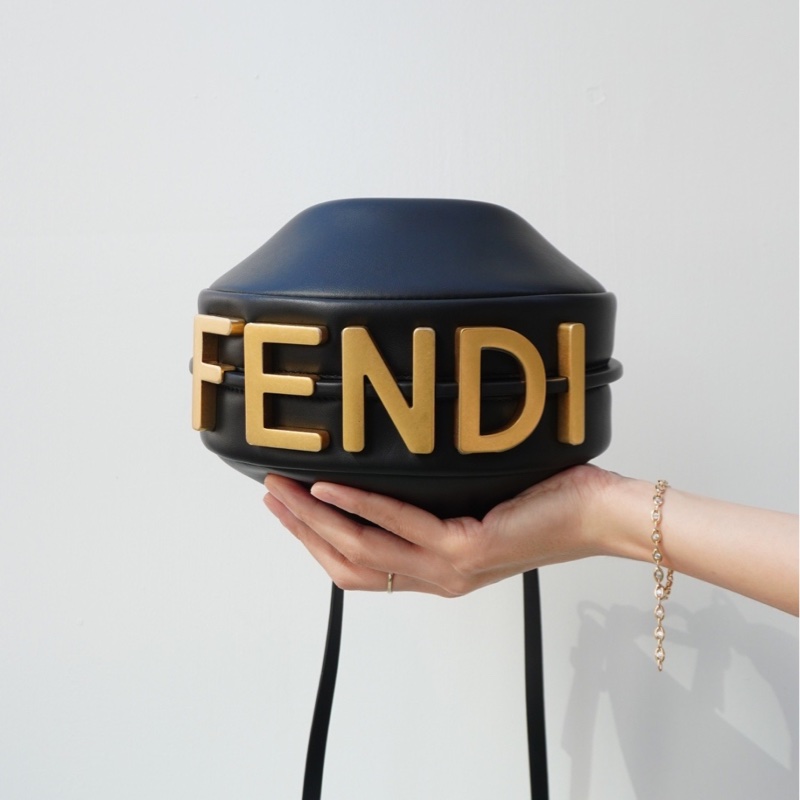 Fendi Mini Graphy 復古金logo牛皮彎月二用包(8BS081-黑)-6