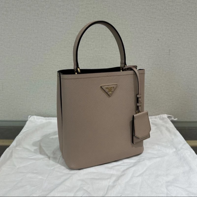PRADA panier金扣手提斜背水桶包 22*23*14 98新配件:盒子塵袋絲巾-1