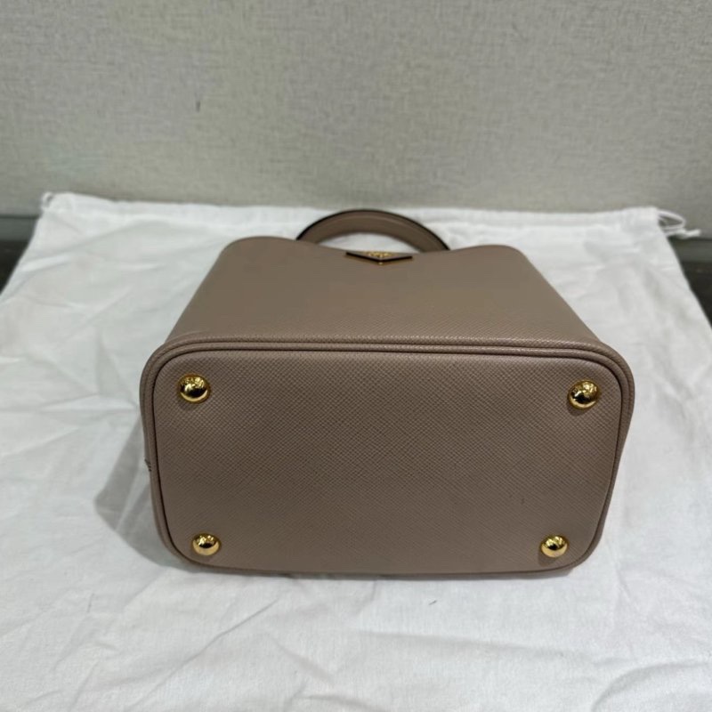 PRADA panier金扣手提斜背水桶包 22*23*14 98新配件:盒子塵袋絲巾-3