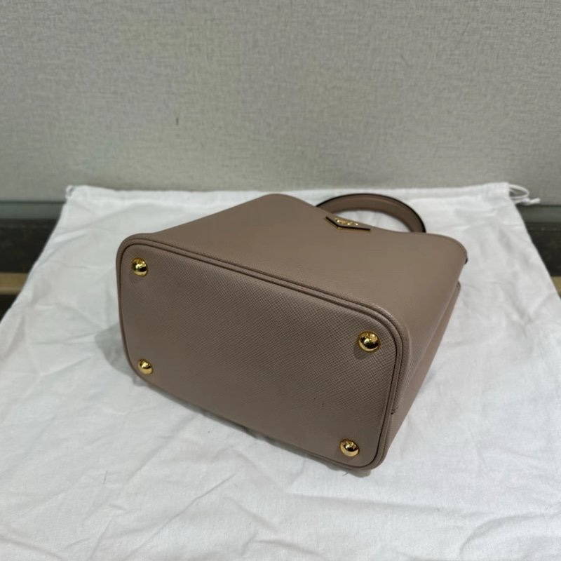 PRADA panier金扣手提斜背水桶包 22*23*14 98新配件:盒子塵袋絲巾-4