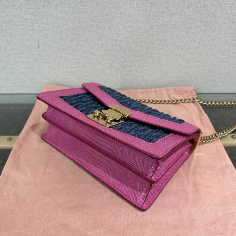 MIUMIU 牛仔拼粉色金扣皺摺肩背斜背包 22*14*7 99新配件塵袋-4