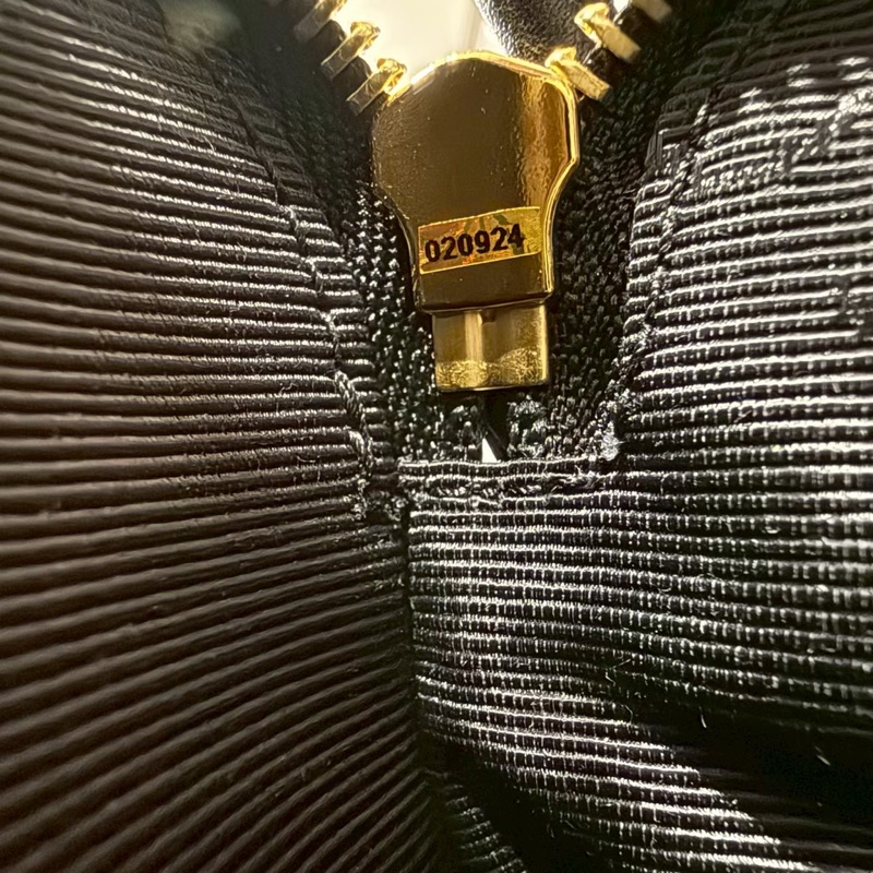 Burberry後背包黑金小號-3