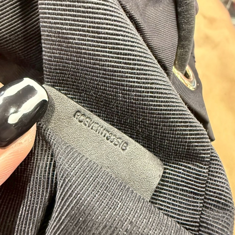 Burberry後背包黑金小號-4