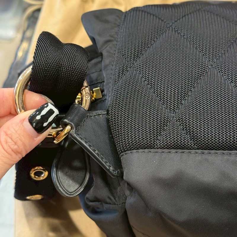 Burberry後背包黑金小號-7