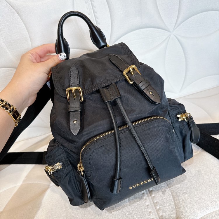 Burberry後背包黑金小號-11