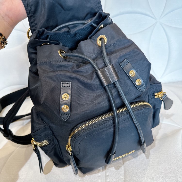Burberry後背包黑金小號-12