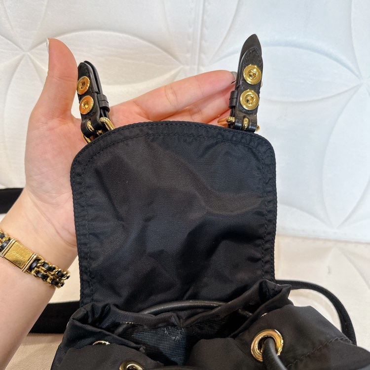 Burberry後背包黑金小號-15