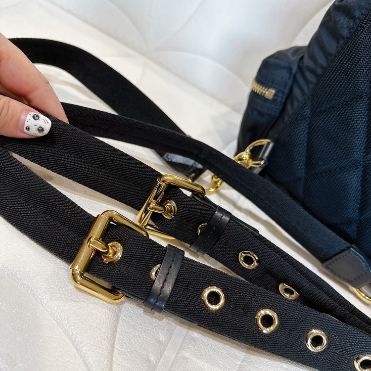 Burberry後背包黑金小號-16