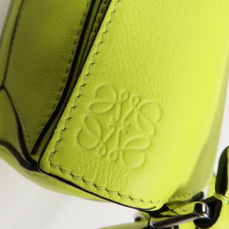 LOEWE 牛皮皮革Mini Puzzle銀扣手挽肩背兩用袋-12