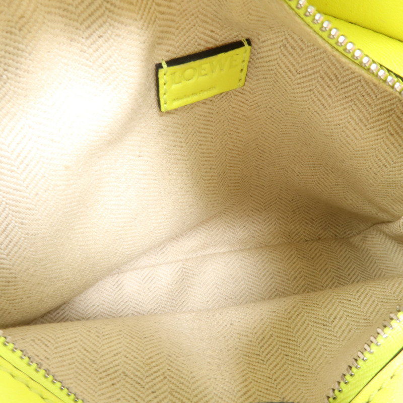 LOEWE 牛皮皮革Mini Puzzle銀扣手挽肩背兩用袋-14