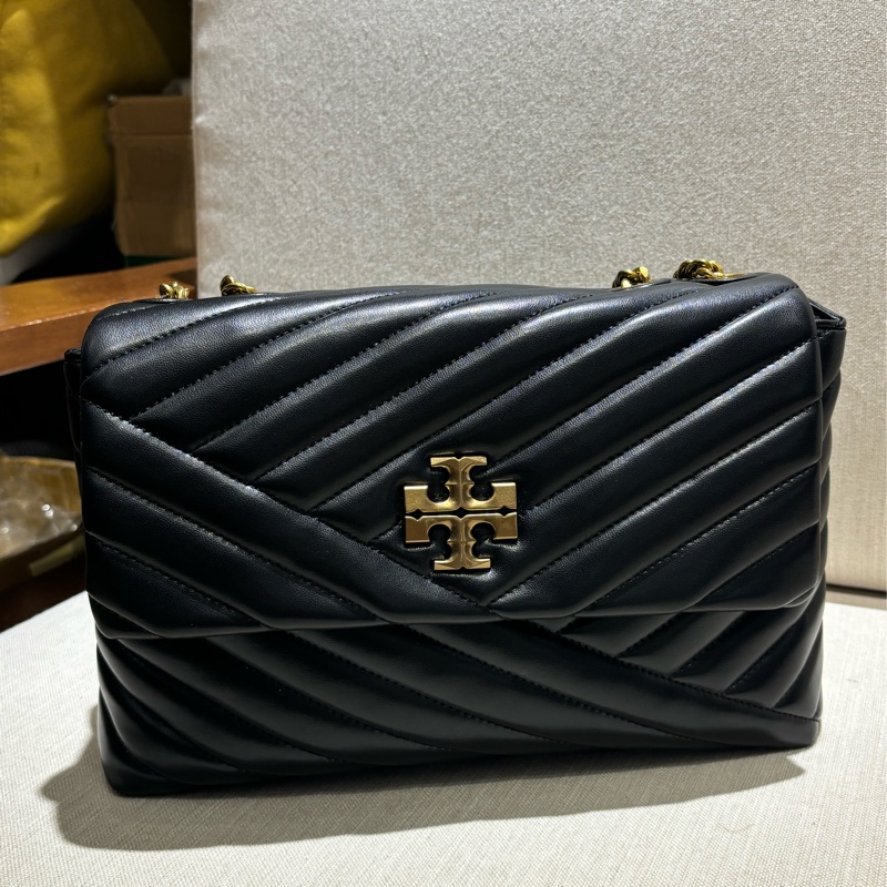 TORY BURCH Kira系列 大號 雙TLogo人字銜縫 翻蓋磁扣鏈條包單肩斜背包-0