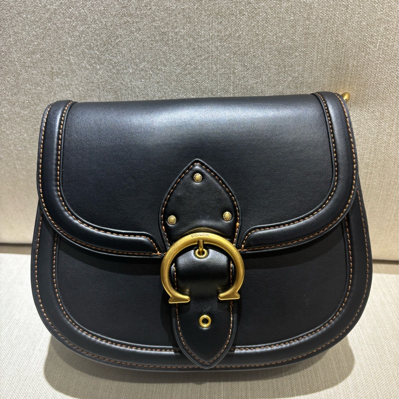 COACH BEAT SADDLE 質感素面鞣製皮革斜背馬鞍包(雙背帶款)-黑色-5