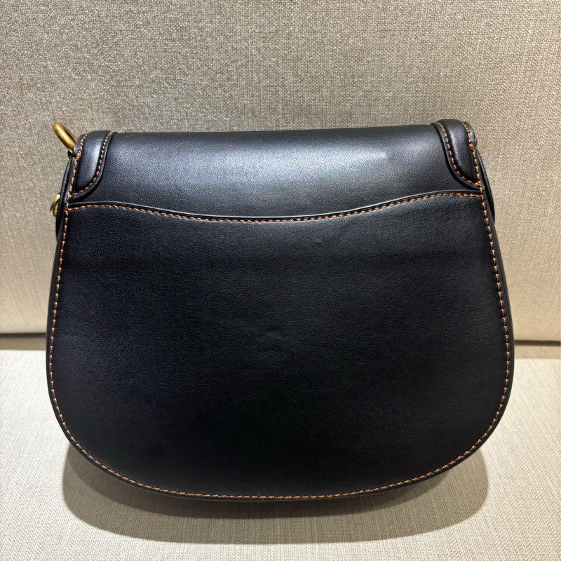 COACH BEAT SADDLE 質感素面鞣製皮革斜背馬鞍包(雙背帶款)-黑色-6