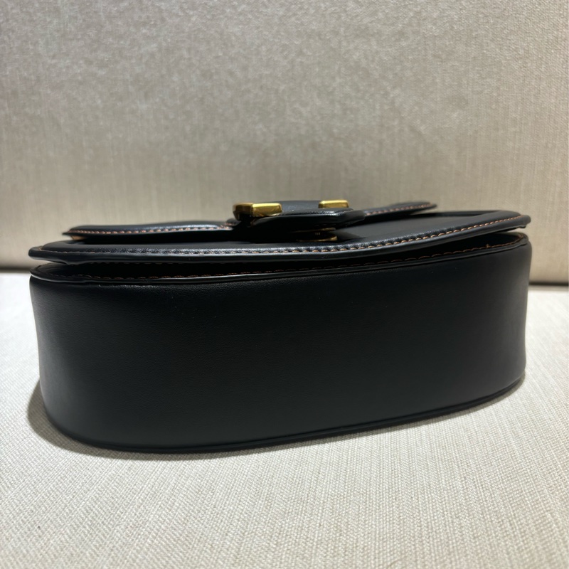 COACH BEAT SADDLE 質感素面鞣製皮革斜背馬鞍包(雙背帶款)-黑色-7
