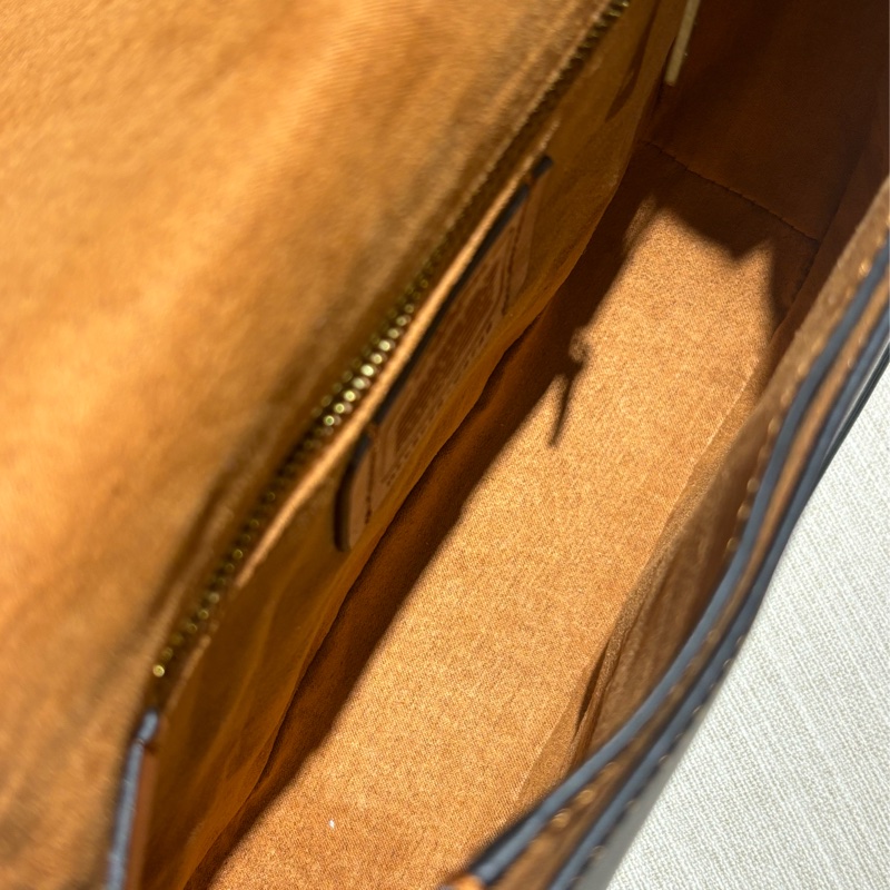 COACH BEAT SADDLE 質感素面鞣製皮革斜背馬鞍包(雙背帶款)-黑色-8