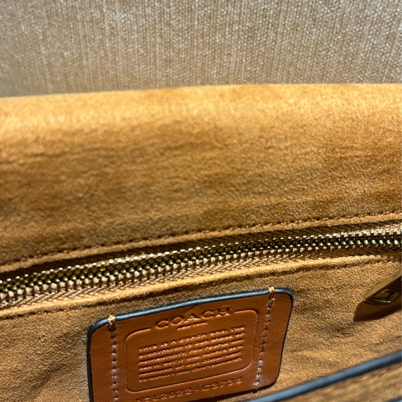 COACH BEAT SADDLE 質感素面鞣製皮革斜背馬鞍包(雙背帶款)-黑色-9