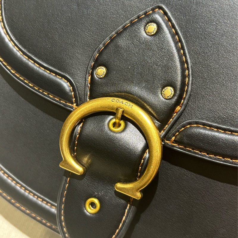 COACH BEAT SADDLE 質感素面鞣製皮革斜背馬鞍包(雙背帶款)-黑色-10