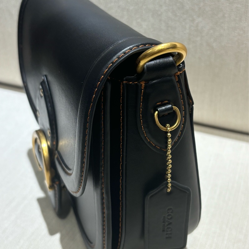 COACH BEAT SADDLE 質感素面鞣製皮革斜背馬鞍包(雙背帶款)-黑色-11