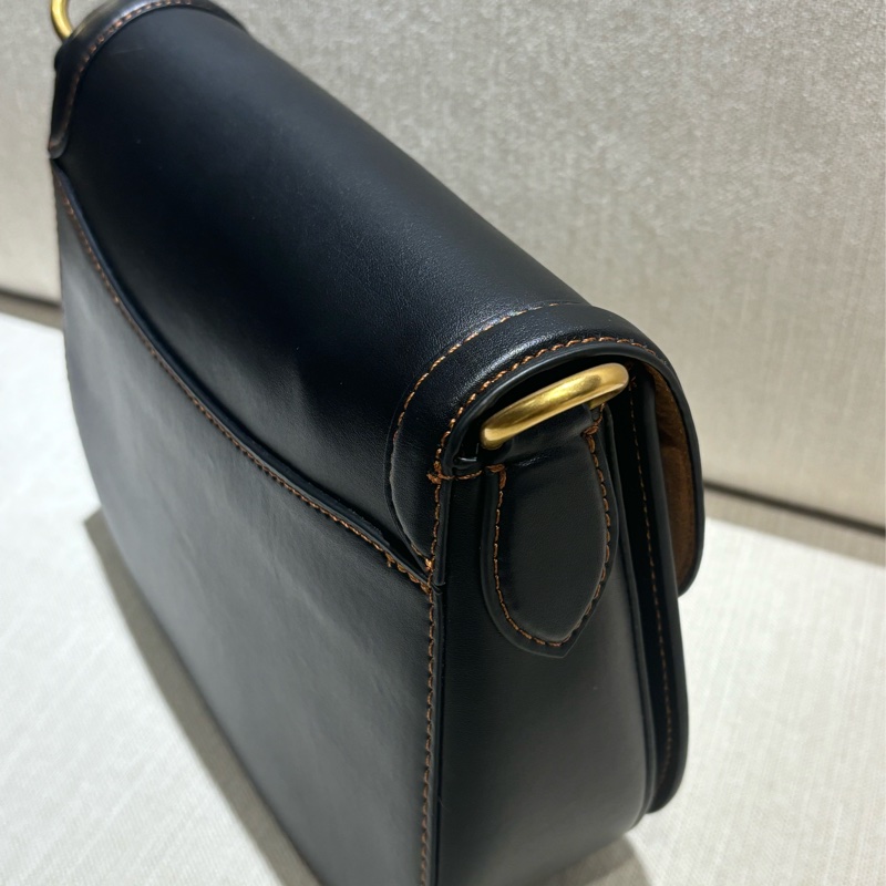 COACH BEAT SADDLE 質感素面鞣製皮革斜背馬鞍包(雙背帶款)-黑色-12