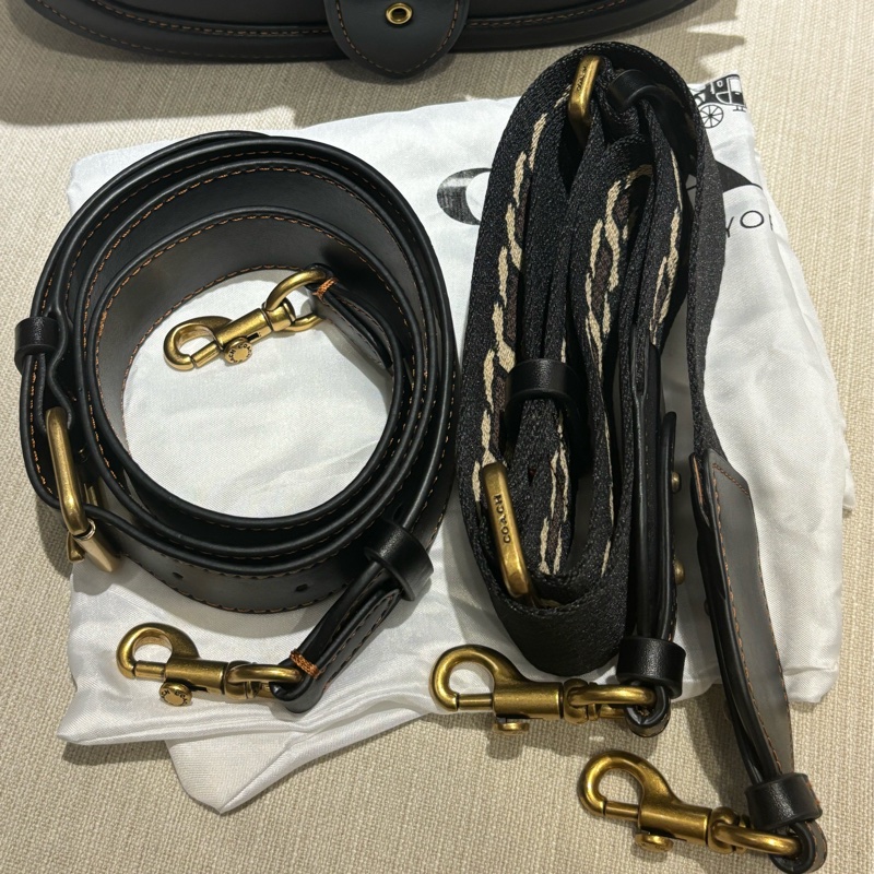 COACH BEAT SADDLE 質感素面鞣製皮革斜背馬鞍包(雙背帶款)-黑色-13