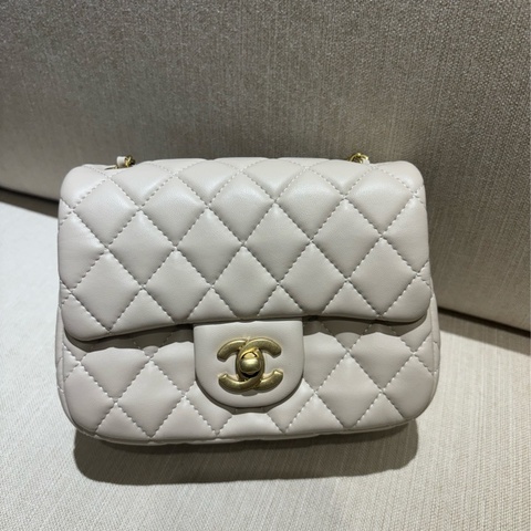Chanel 香奈兒 淡金logo金球羊皮方胖斜背包-17cm
