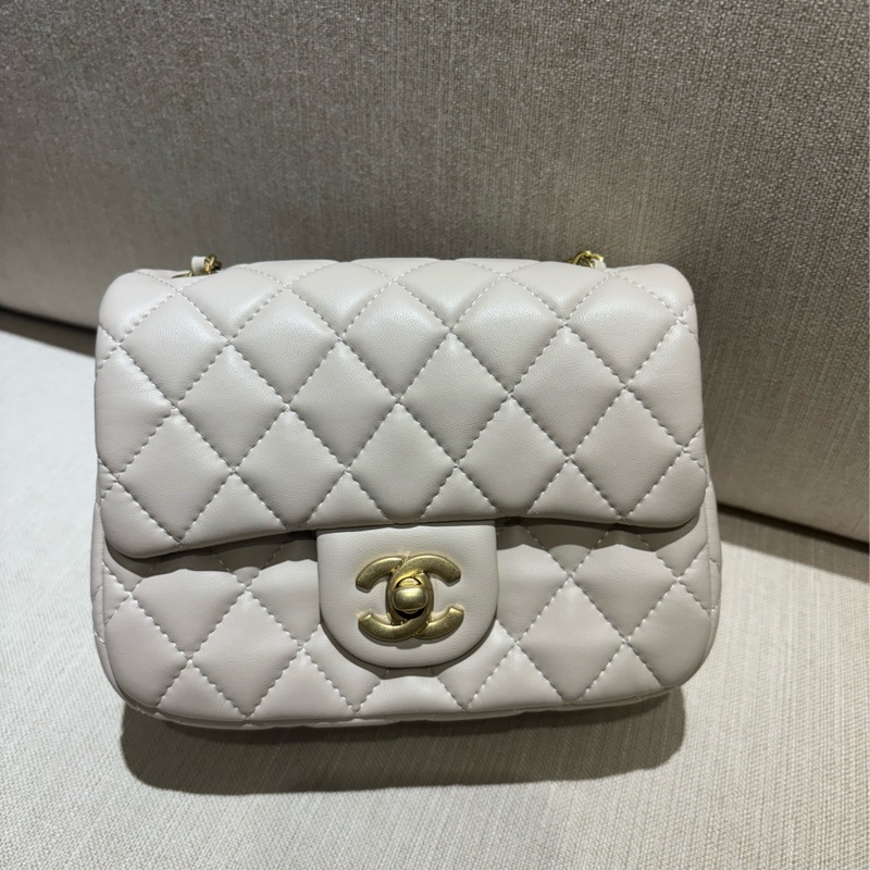 Chanel 香奈兒 淡金logo金球羊皮方胖斜背包-17cm-5