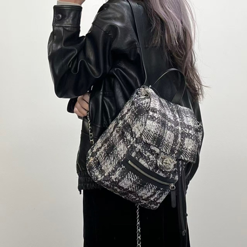 「JL精品代購」香奈兒黑白格纹尼龍仿毛呢質感双肩包-1